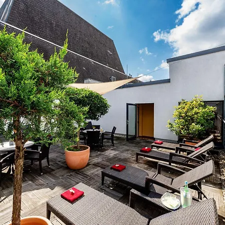 מלון Park Plaza 4*