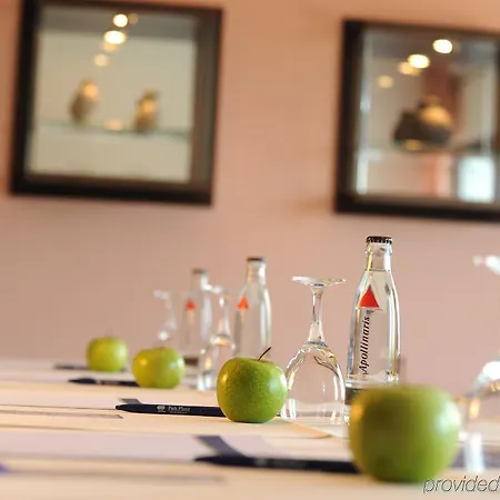 Отель Park Plaza 4*